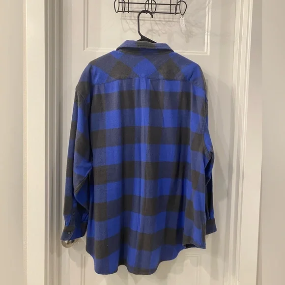 Aerie Women's Casual Blue and Black Checkered Flannel Shirt - Picture 4 of 4